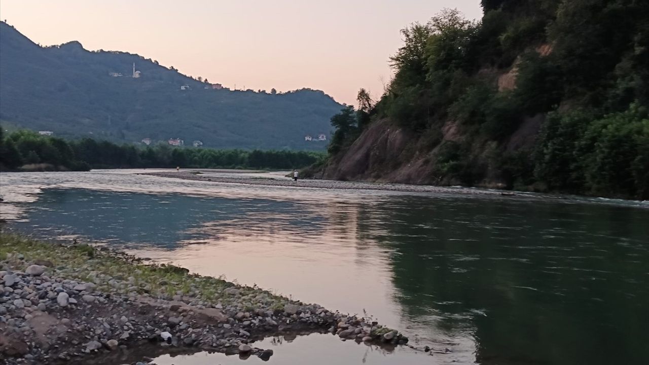 Giresun'da Harşit Çayı'nda Balık Tutarken Mahsur Kalan İki Kişi Kurtarıldı