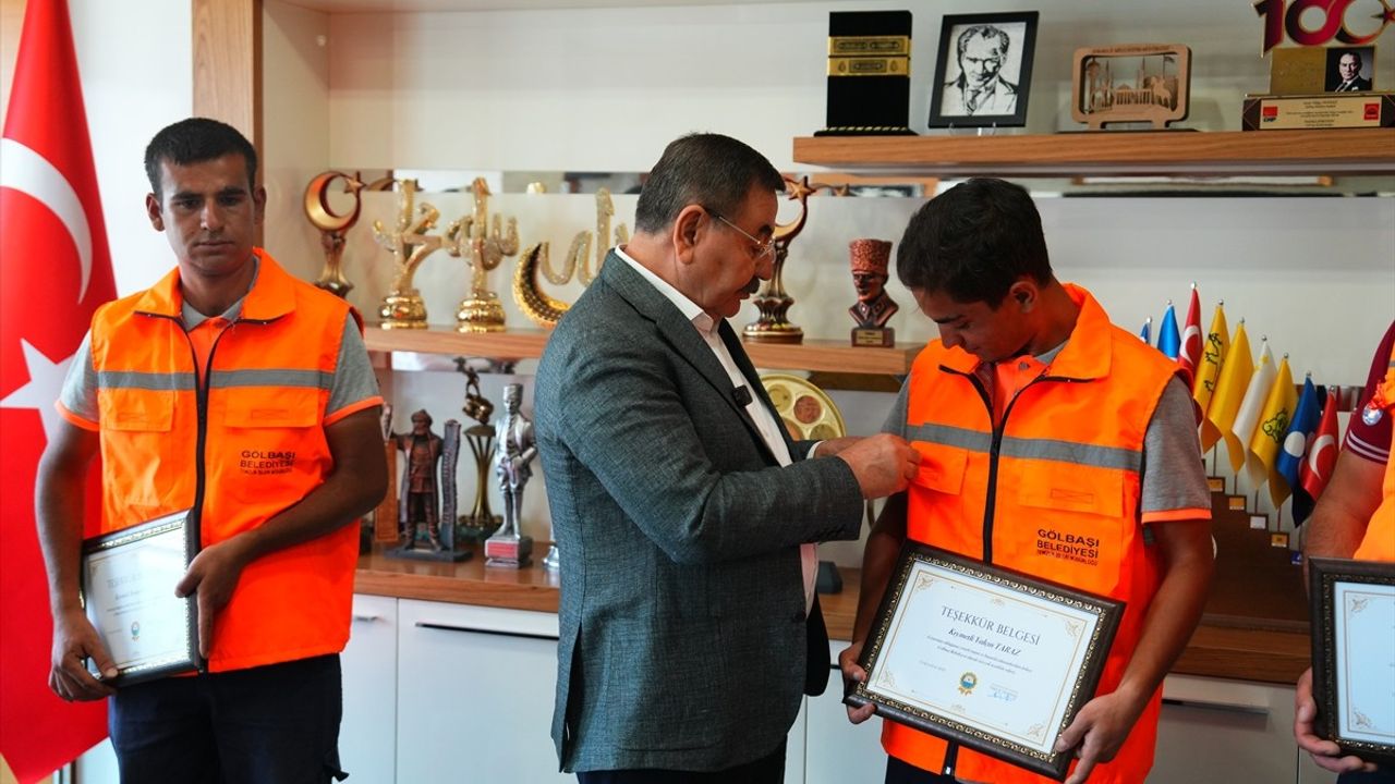 Gölbaşı Belediyesi Temizlik İşçileri Örnek Davranış Sergiledi