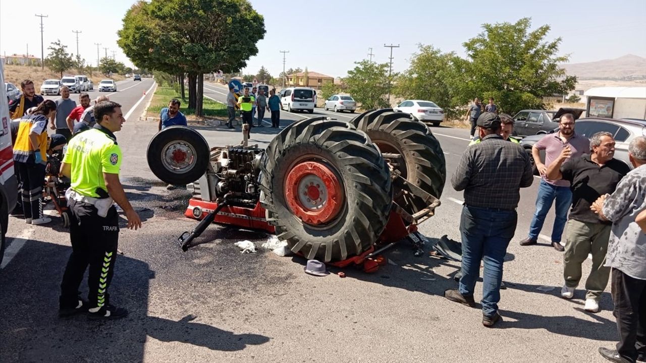 Gülşehir'de traktörle hafif ticari aracın çarpışması: Sürücü ağır yaralandı