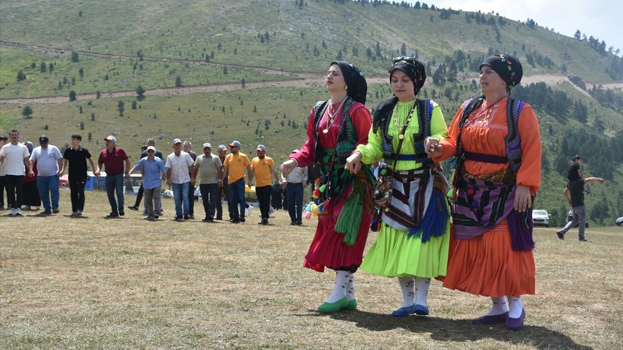 Gümüşhane'de Coşkulu Saranoy Yaylası Şenliği