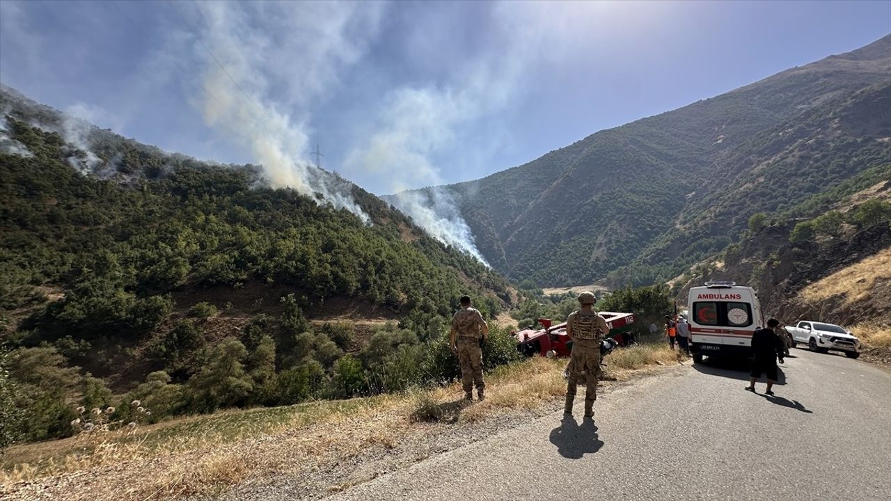 Hakkari'de Ağaçlık Alanda Yangın Söndürüldü