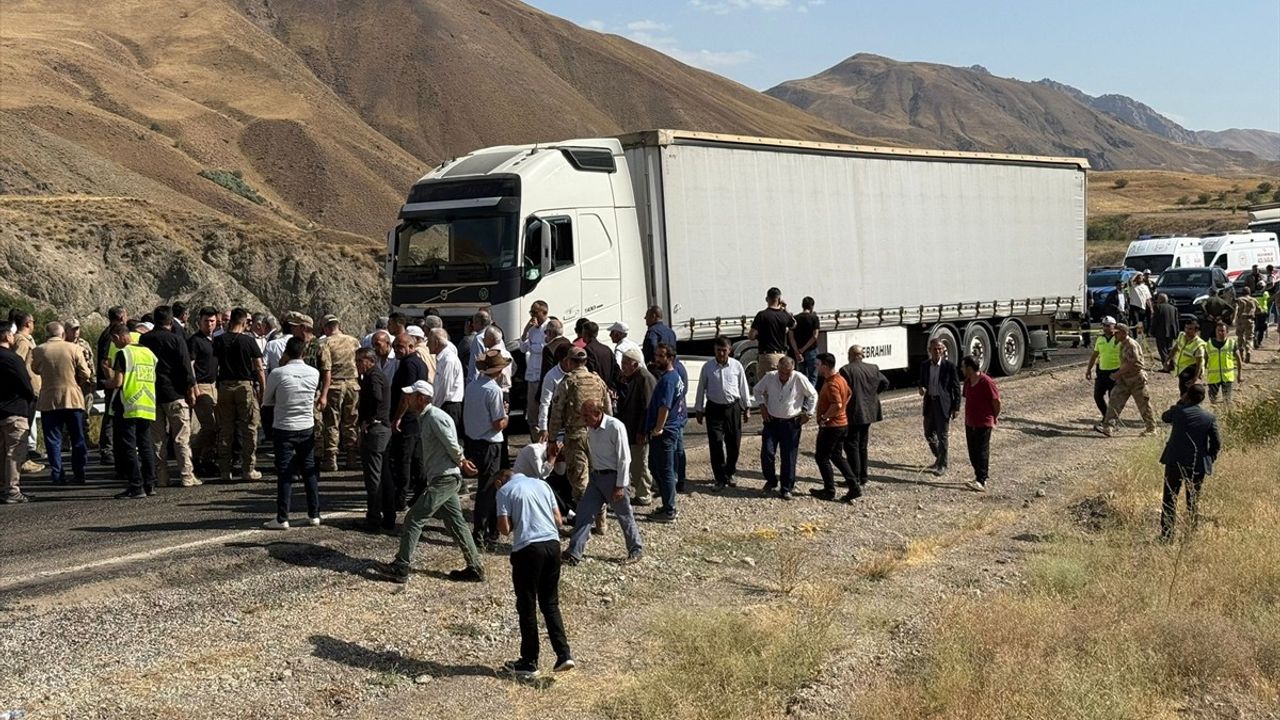 Hakkari'de Tır ile Pikabın Çarpışması: 4 Ölü, 1 Yaralı