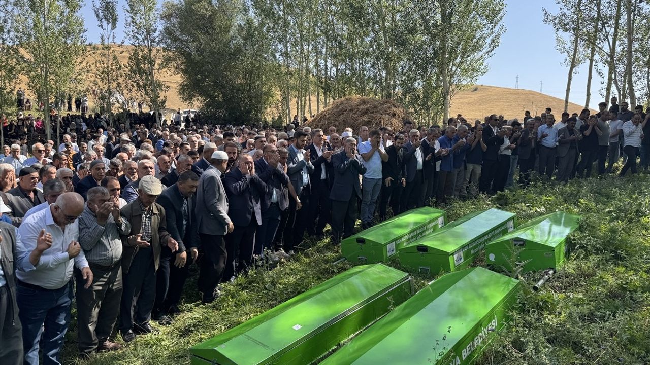 Hakkari'deki Trafik Kazasında Hayatını Kaybeden Ailenin Cenazesi Defnedildi