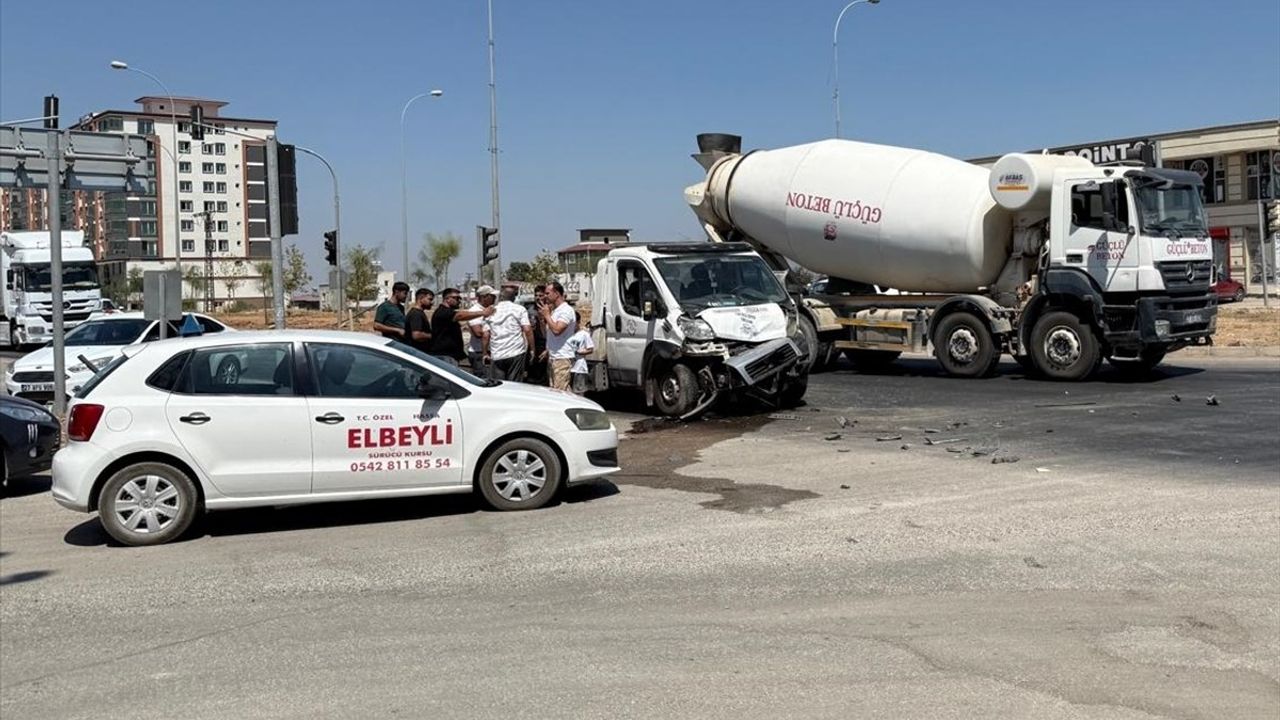 Hatay'da Trafik Kazası: 3 Ölü, 3 Yaralı