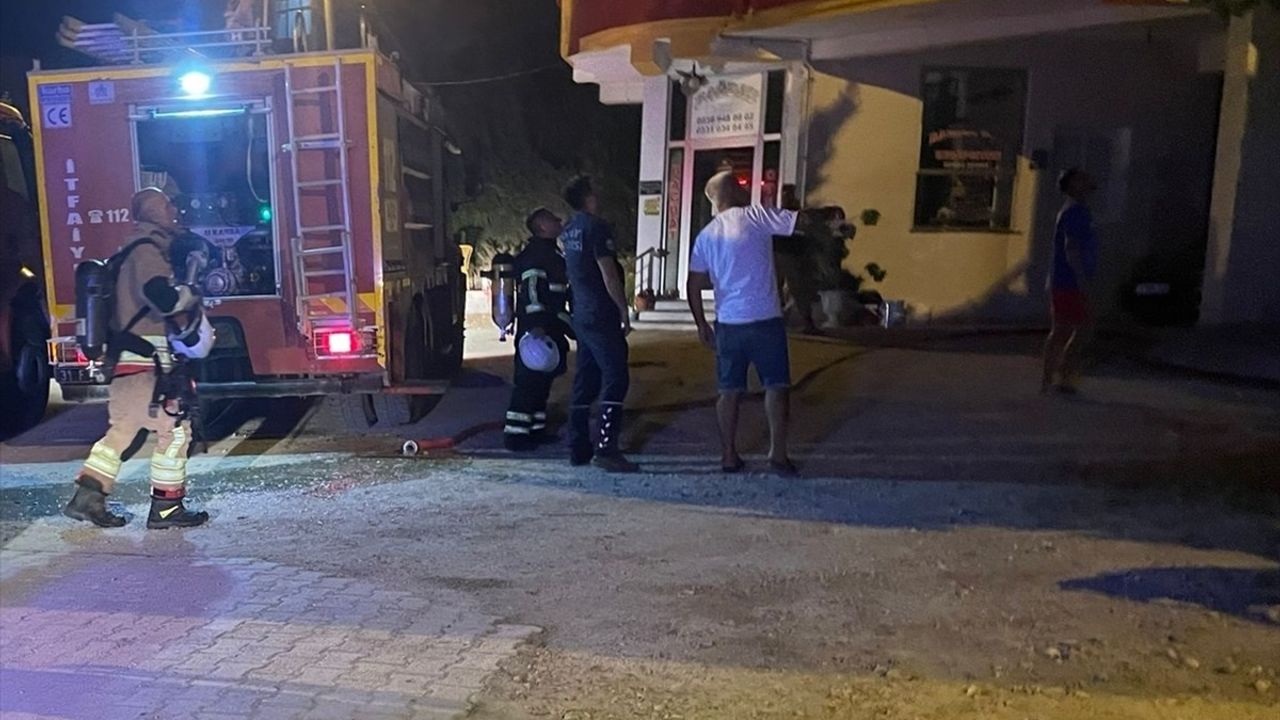 Hatay'daki Otel Yangını: 11 Kişi Dumandan Etkilendi