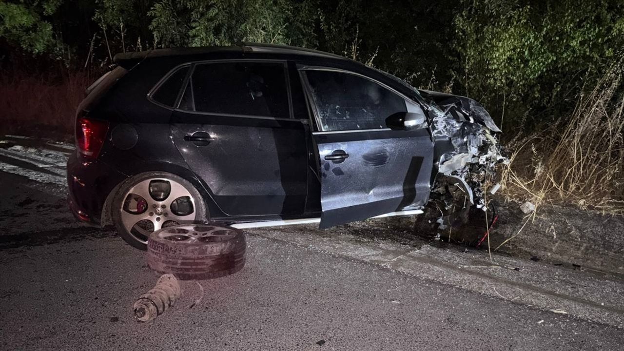 Hendek'te İki Araç Çarpıştı, 8 Kişi Yaralandı