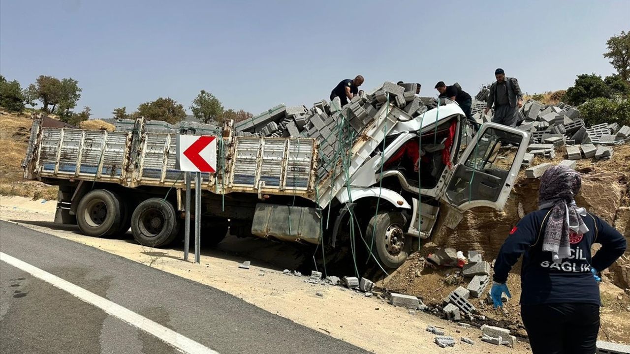 Hizan'da Trafik Kazası: Briket Yüklü Kamyon Kayaya Çarptı