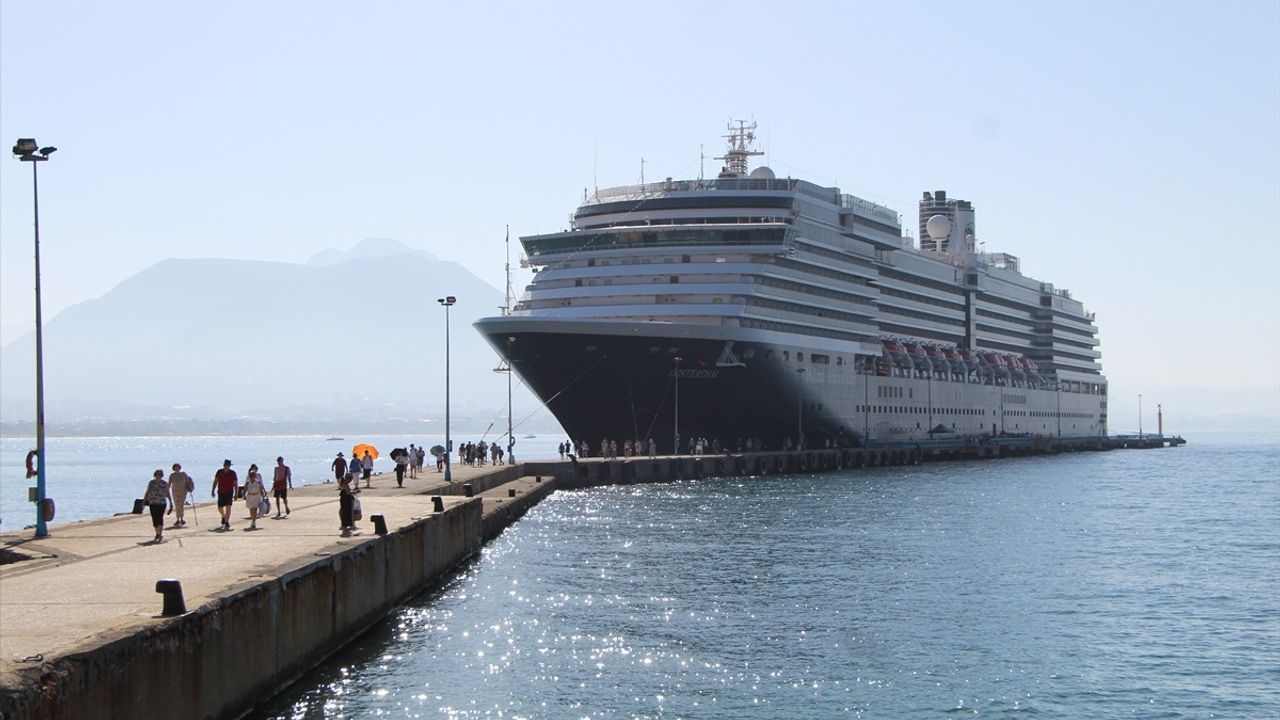 Hollanda Bayraklı Oosterdam Kruvaziyeri Alanya Limanı'na Ulaştı