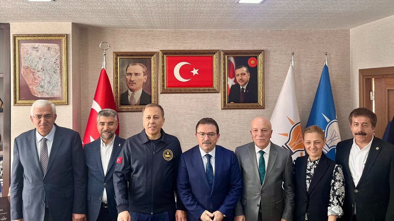 İçişleri Bakanı Yerlikaya Erzurum'da Esnaf ve Partilileri Ziyaret Etti