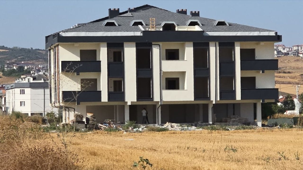 İnegöl'de İnşaat İşçisi Yüksekten Düşerek Yaralandı