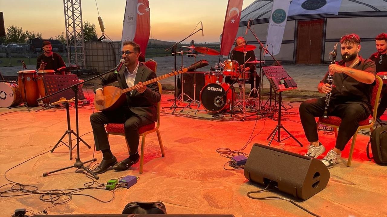 İsmail Altunsaray Malazgirt'te Coşkulu Bir Konser Verdi