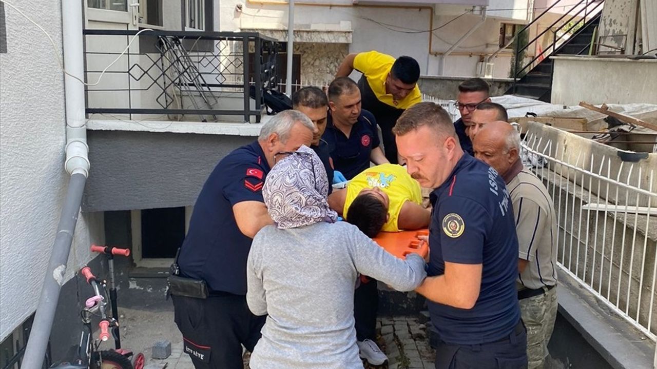 Isparta'da Oyun Kazası: 12 Yaşındaki Çocuk Demir Korkulukla Yaralandı