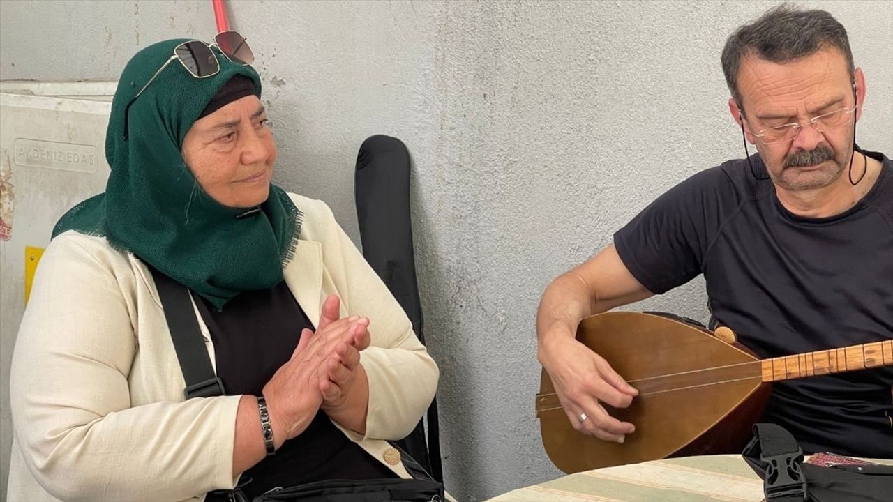 Isparta'daki Depremzede Kadın Müzikle Moral Buluyor