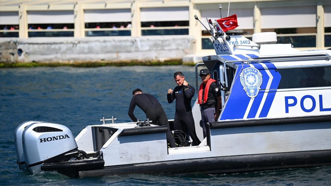 İstanbul Boğazı'nda Kaybolan Yüzücü İçin Arama Çalışmaları Devam Ediyor
