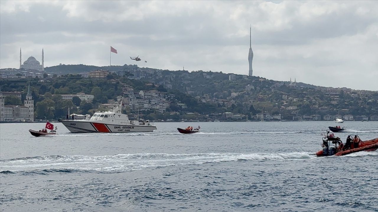İstanbul Boğazı'nda Kaybolan Yüzücüyü Arama Çalışmaları Devam Ediyor