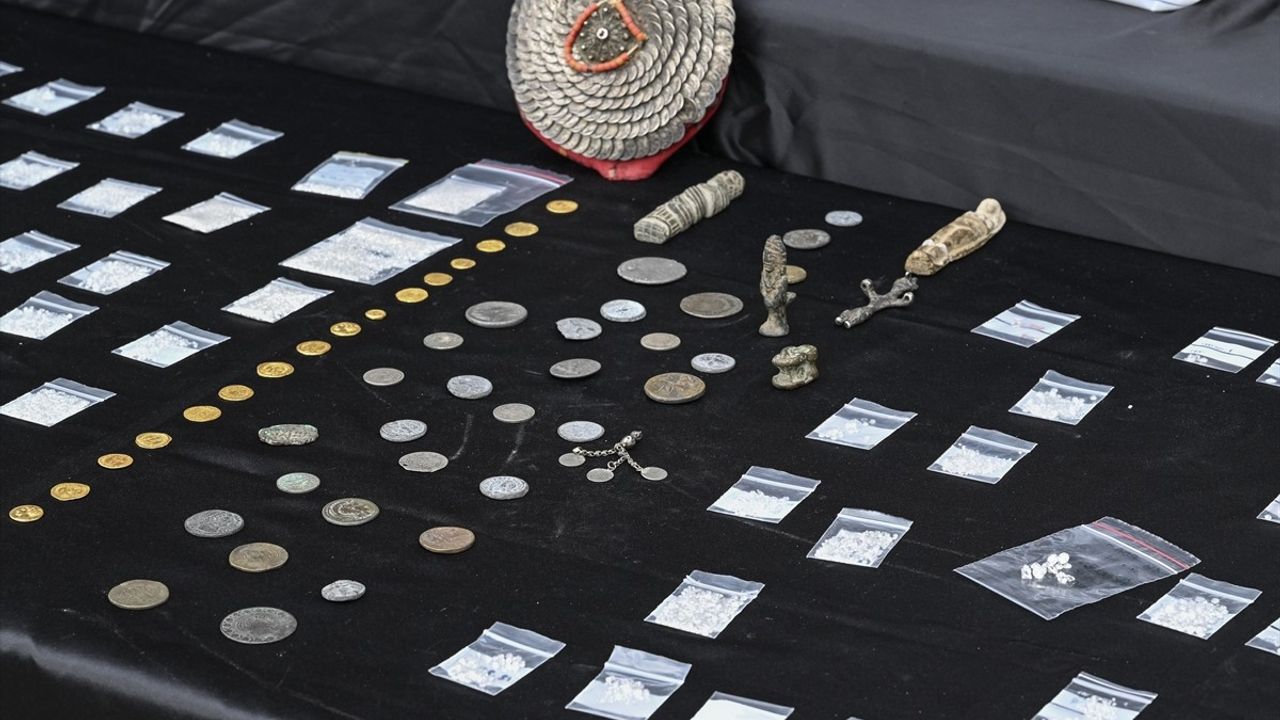 İstanbul'da Kaçak Değerli Taş Operasyonu: 43 Zanlı Adliyeye Sevk Edildi