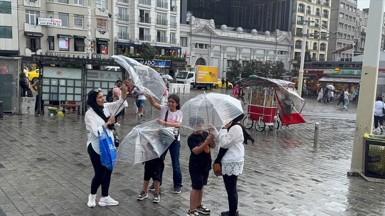 İstanbul'da Sağanak Yağış ve Rüzgar Etkili Oldu