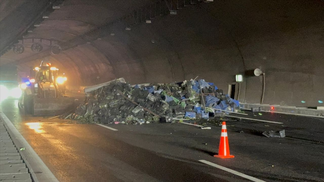 İstanbul'da Sebze Yüklü Tır Devrildi, Kuzey Marmara Otoyolu Tüneli Ulaşıma Kapandı