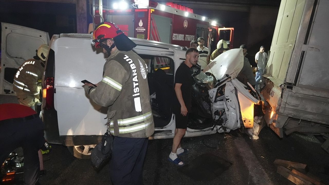 İstanbul'da Ticari Araçta Kaza: 3 Yaralı