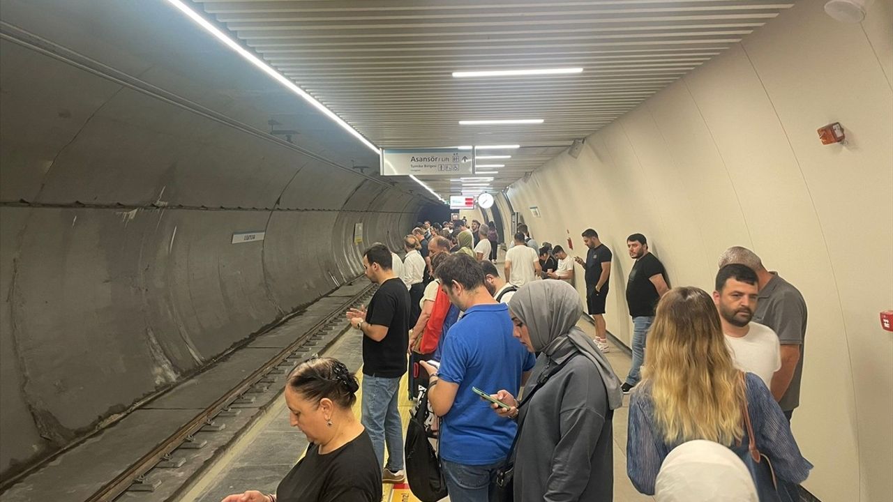 İstanbul M3 Bakırköy-Kayaşehir Metro Hattı'nda Arıza Nedeniyle Yoğunluk