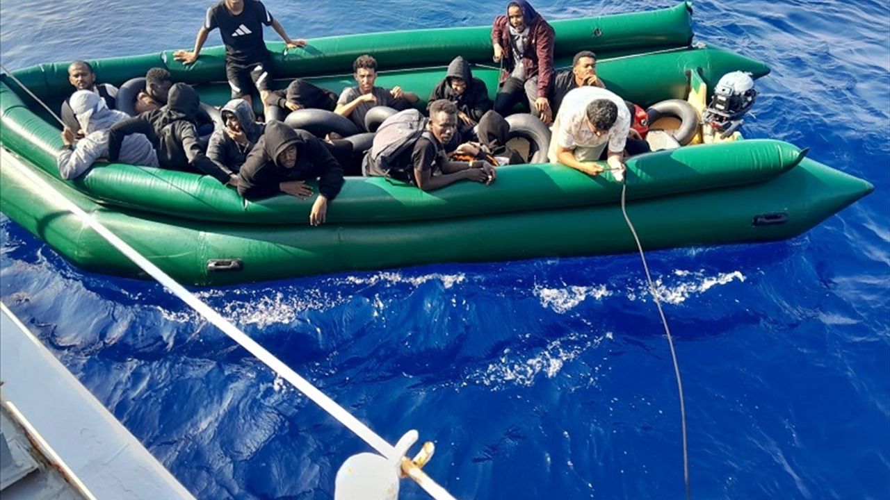 İzmir Açıklarında Düzensiz Göçmen Kurtarma Operasyonu