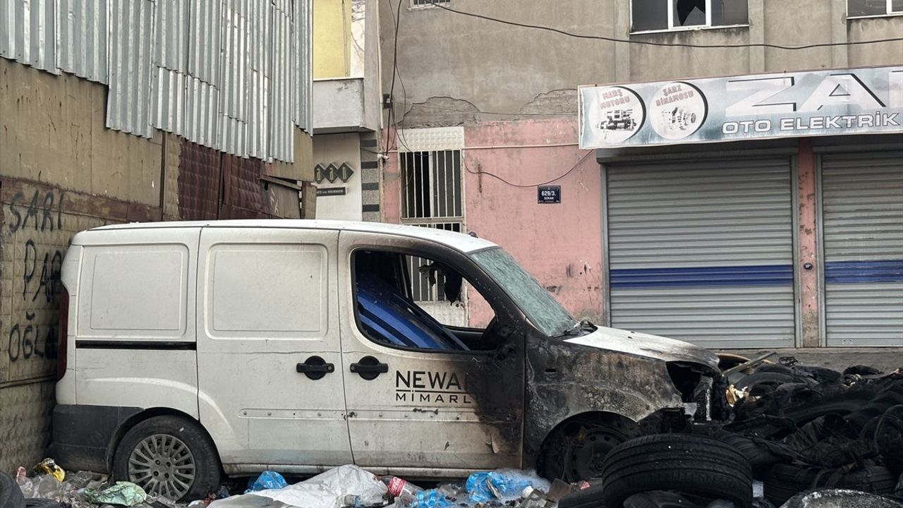 İzmir'de Çöp Alanında Yangın: 6 Araç Zarar Gördü