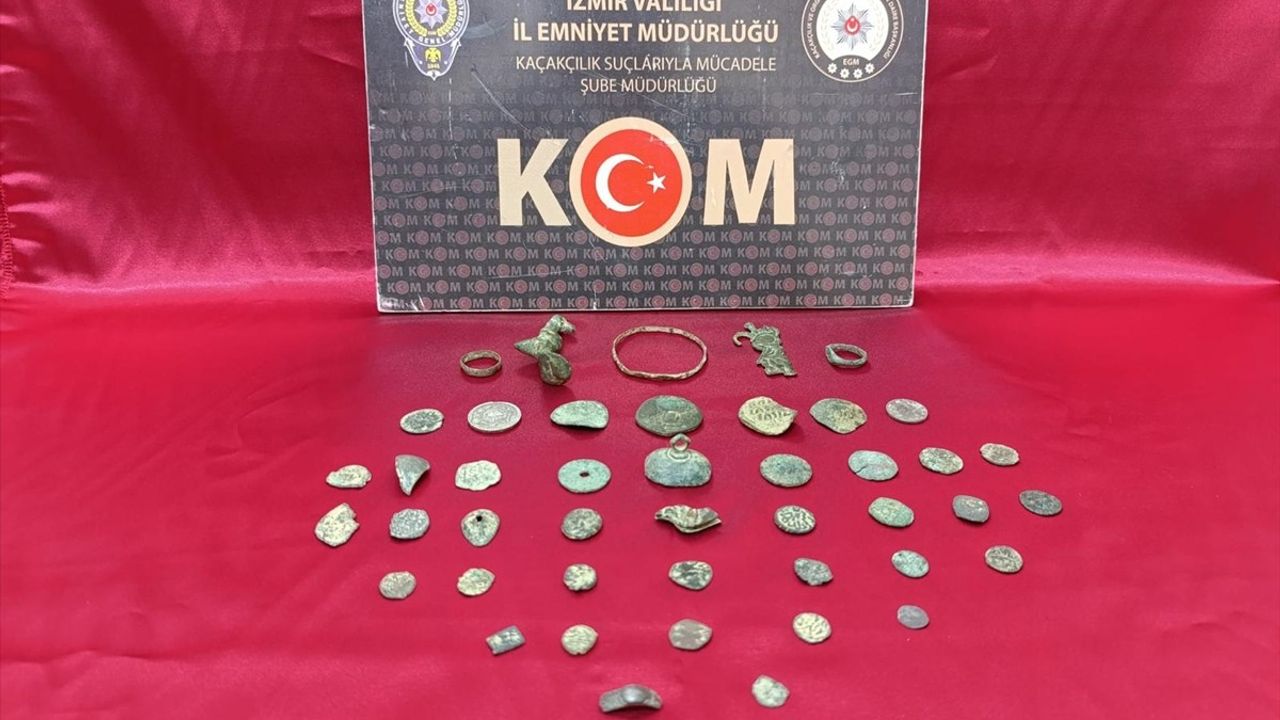 İzmir'de Kaçakçılık Operasyonları: 21 Kişi Gözaltında