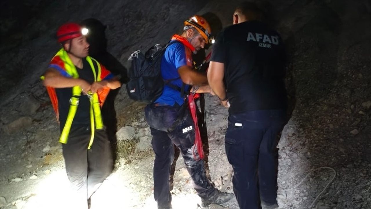 İzmir'de Kayalıklarda Mahsur Kalan 3 Genç Kurtarıldı