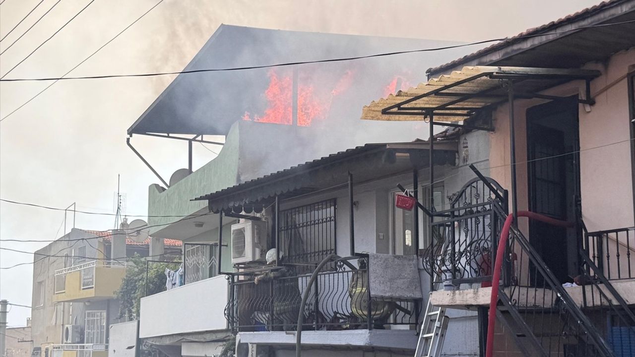 İzmir'de Konut Yangını Kontrol Altına Alındı