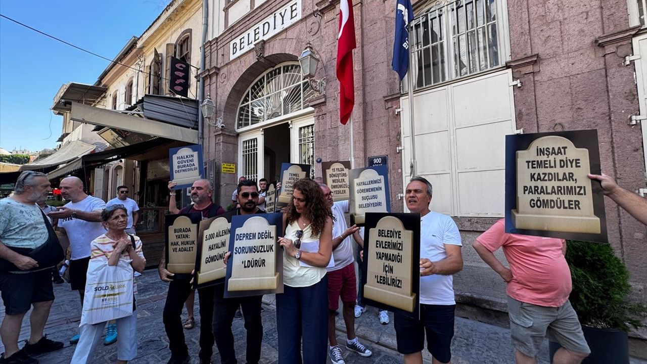 İzmir'de kooperatif hak sahipleri mezar taşı dövizleriyle belediye önünde eylem yaptı