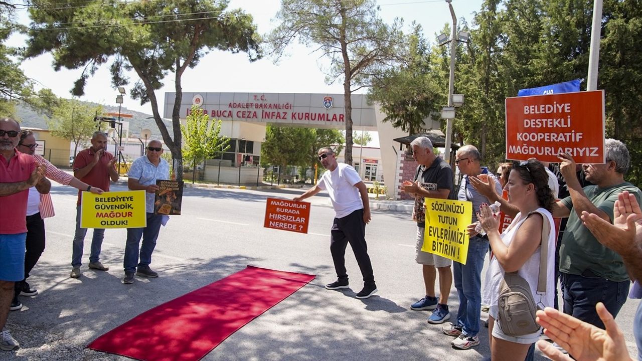 İzmir'de Kooperatif Mağdurlarından Kırmızı Halı Eylemi