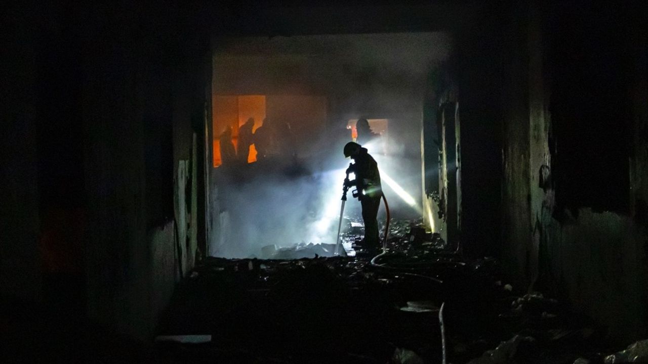 İzmir'de Metruk Binada Yangın Kontrol Altına Alındı