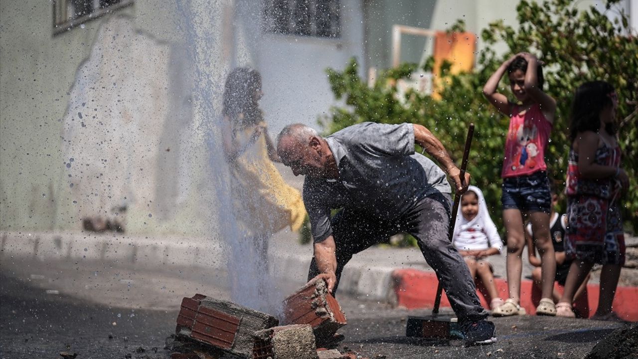 İzmir'de Su Borusu Patladı, Mahalleli Tepkili