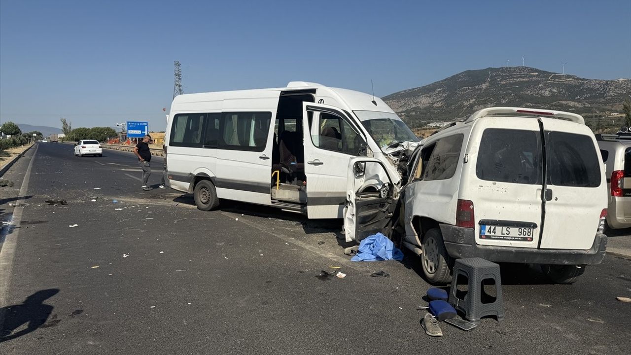 İzmir'de Trafik Kazası: 1 Ölü, 12 Yaralı