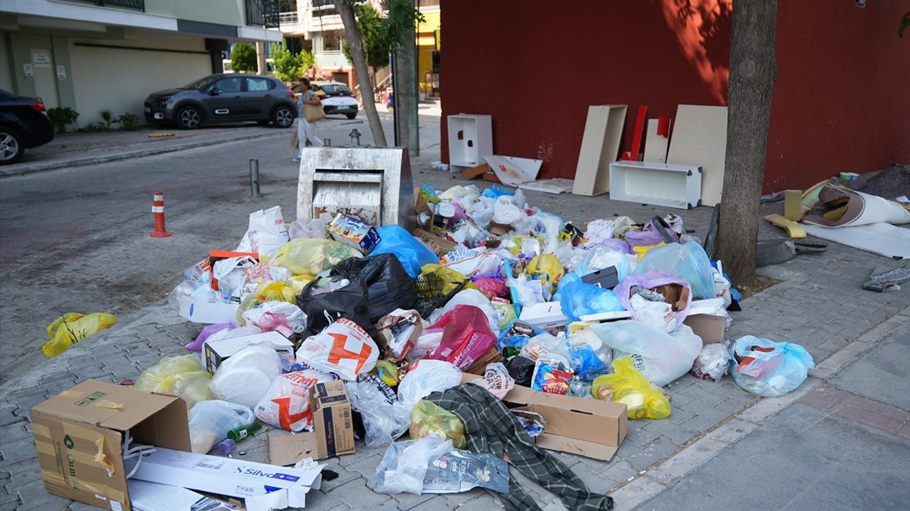 İzmir Karşıyaka'da Çöp Krizi: Vatandaşların Tepkisi Artıyor