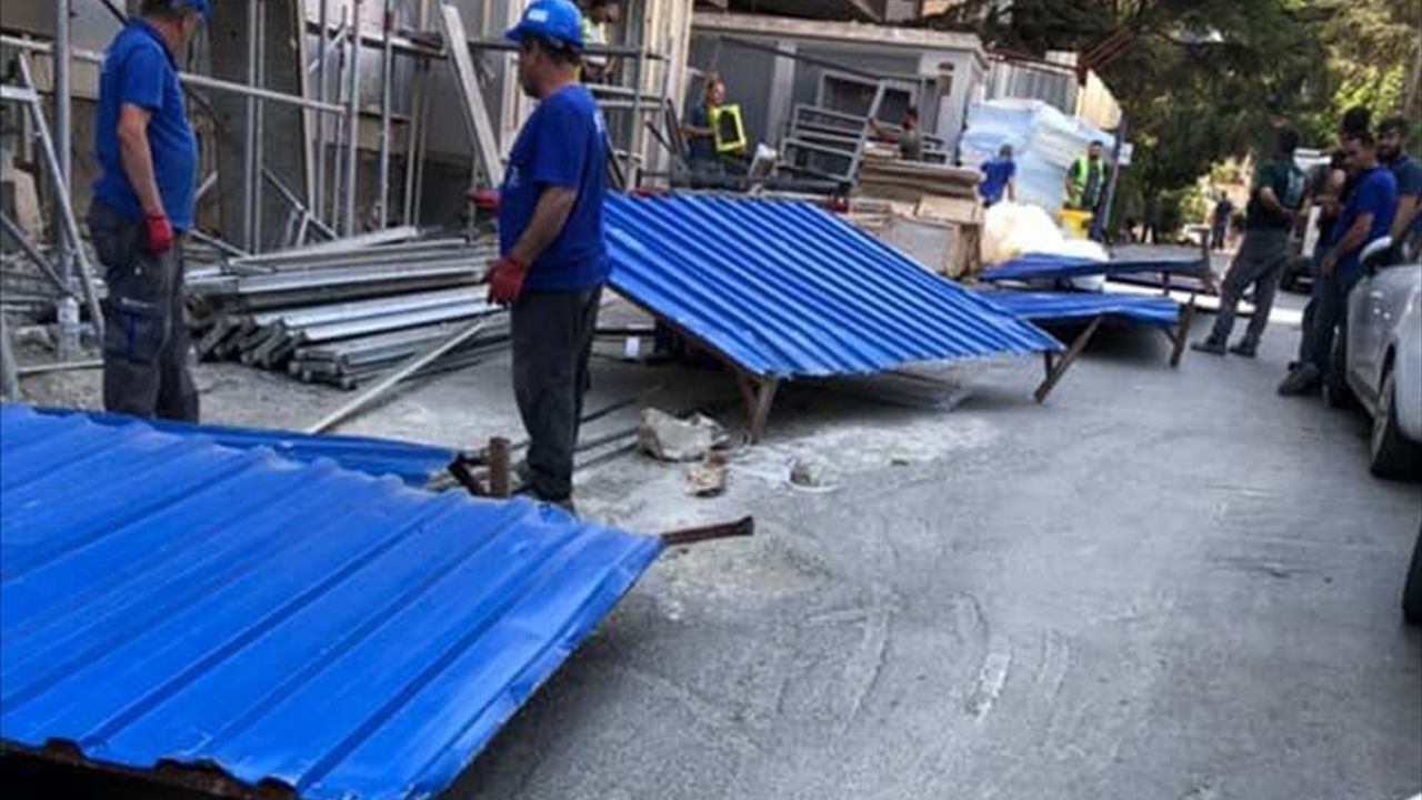 Kadıköy'de Rüzgarın Yol Açtığı Kaza: Kadın Yaralandı