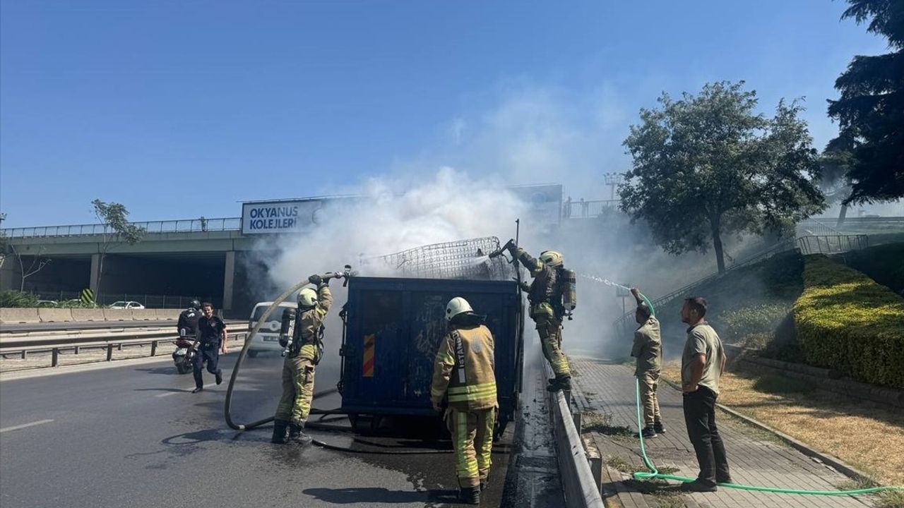 Kadıköy'de Seyir Halindeki Kamyonetin Dorsesi Alev Alev Yandı