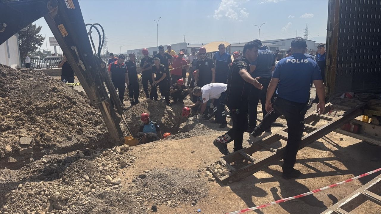 Kahramanmaraş'ta İş Makinesi Operatörü Göçükten Kurtarıldı