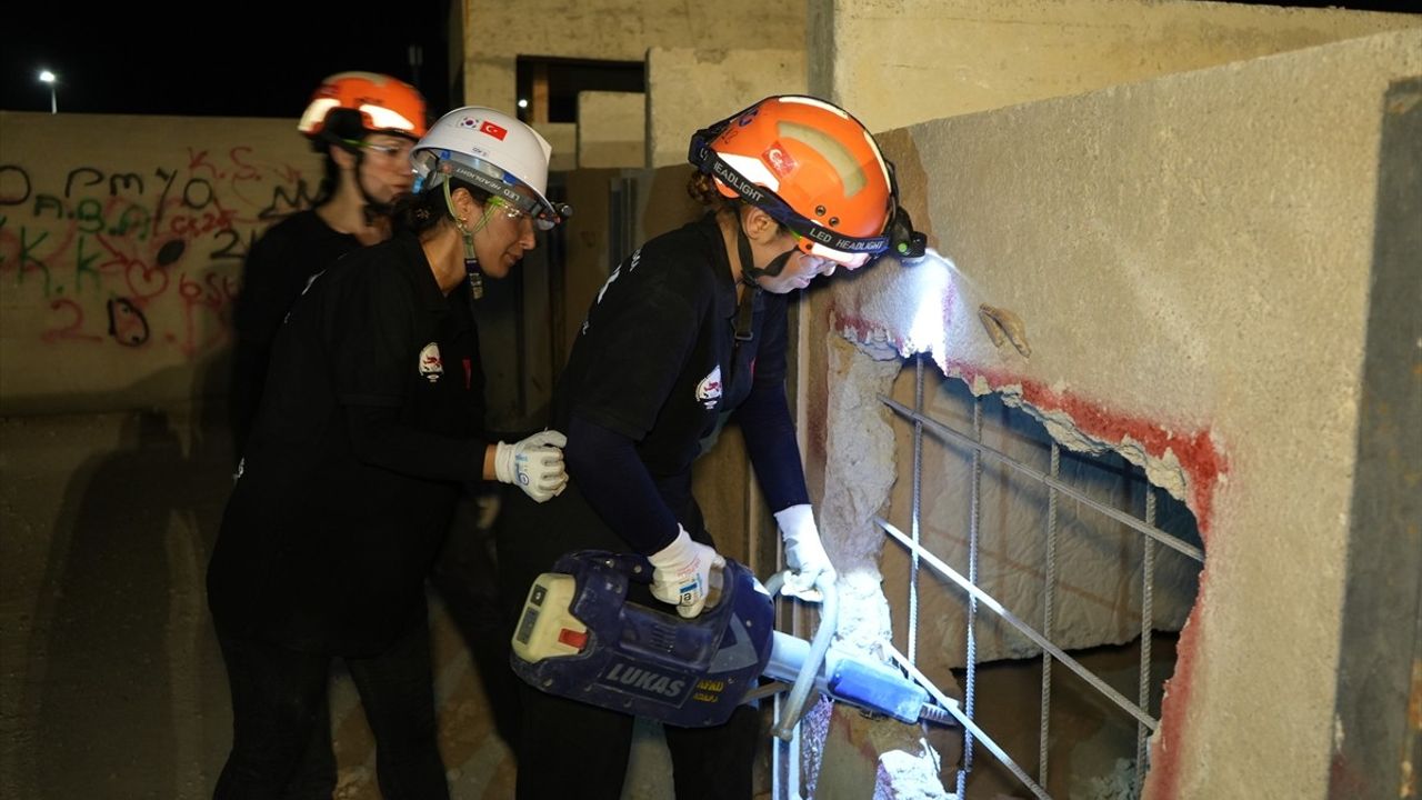 Kahramanmaraş'ta Kadın Arama Kurtarma Ekibinden Deprem Tatbikatı