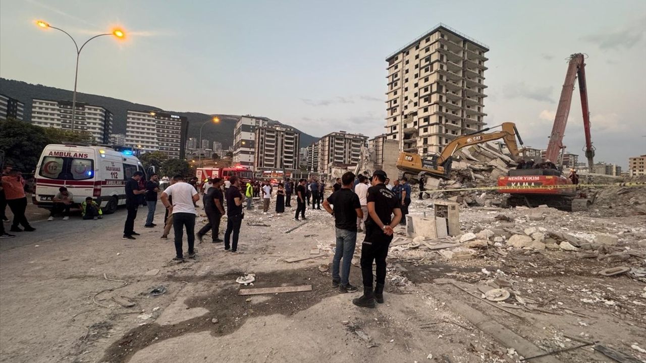 Kahramanmaraş'ta Yıkım Sırasında Facia: İş Makinesi Operatörü Enkaz Altında Kaldı