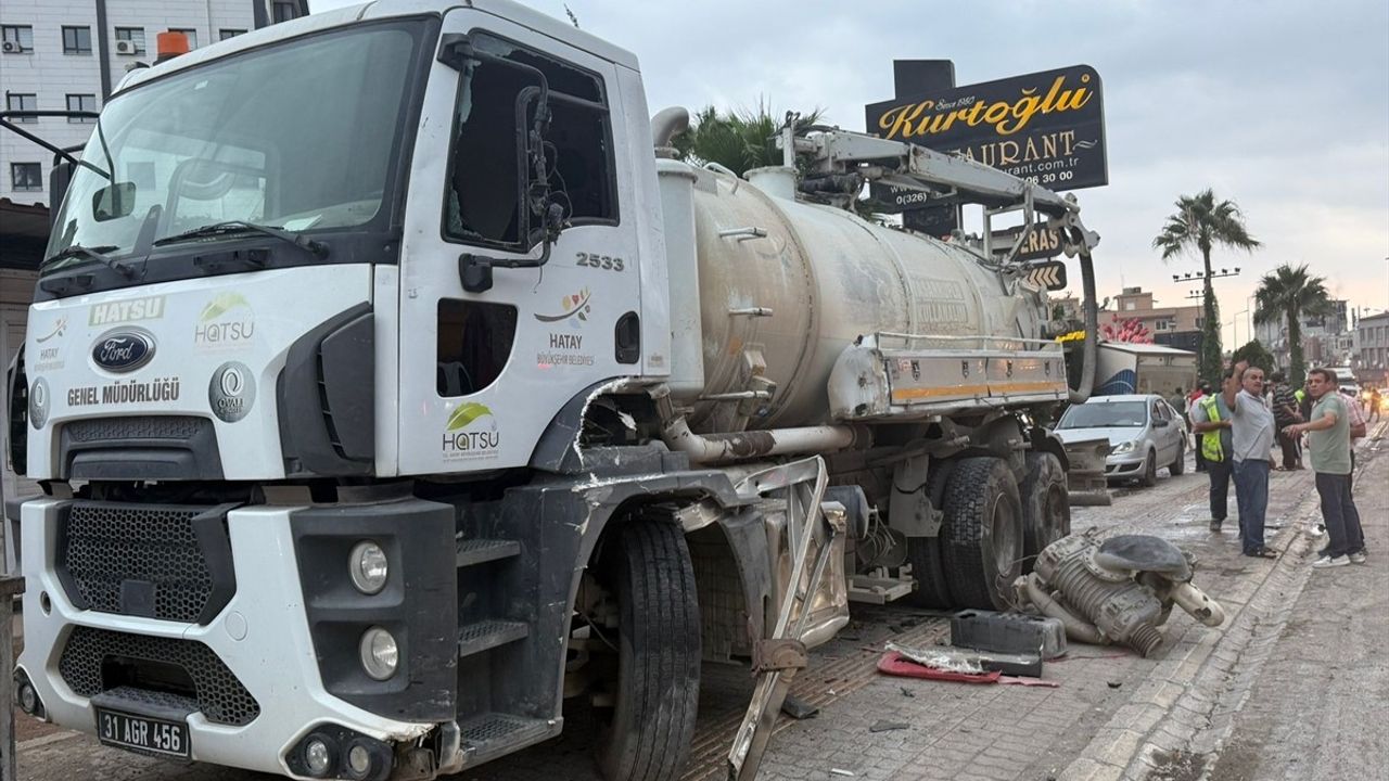 Kamyon Vidanjöre ve Restorana Çarptı: 1 Yaralı