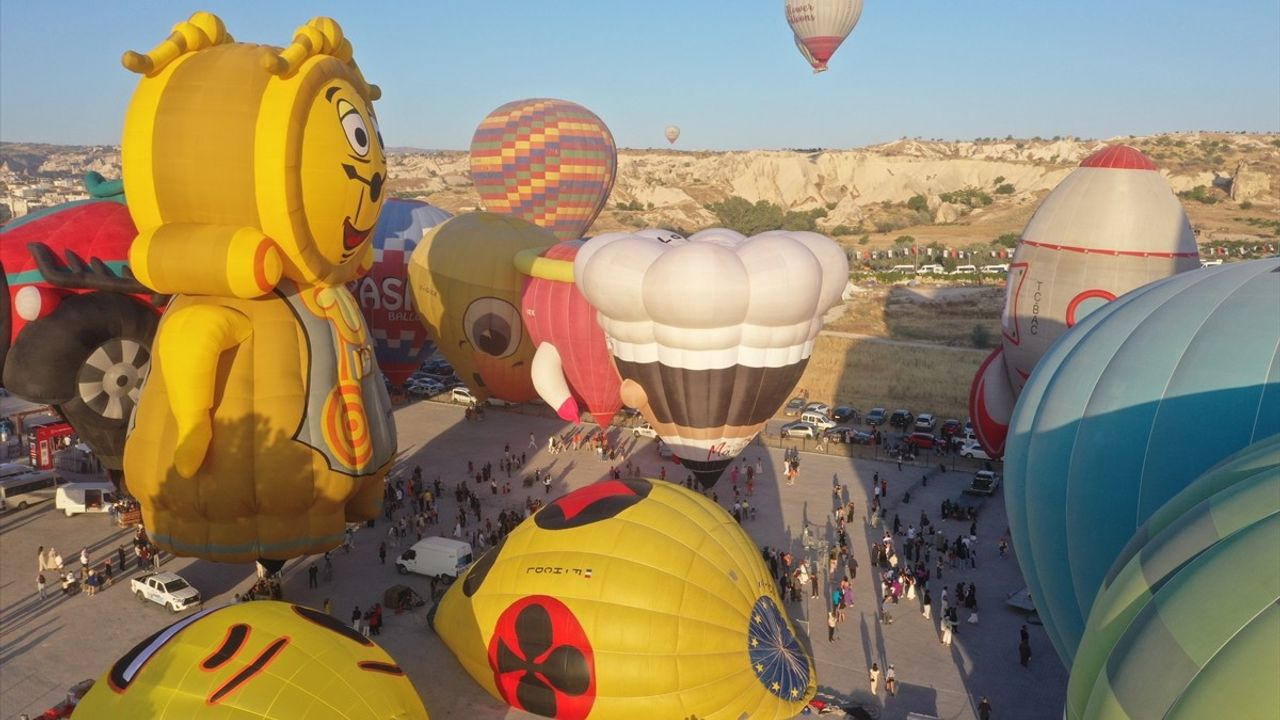 Kapadokya'da Sıcak Hava Balonları ile Görsel Şölen