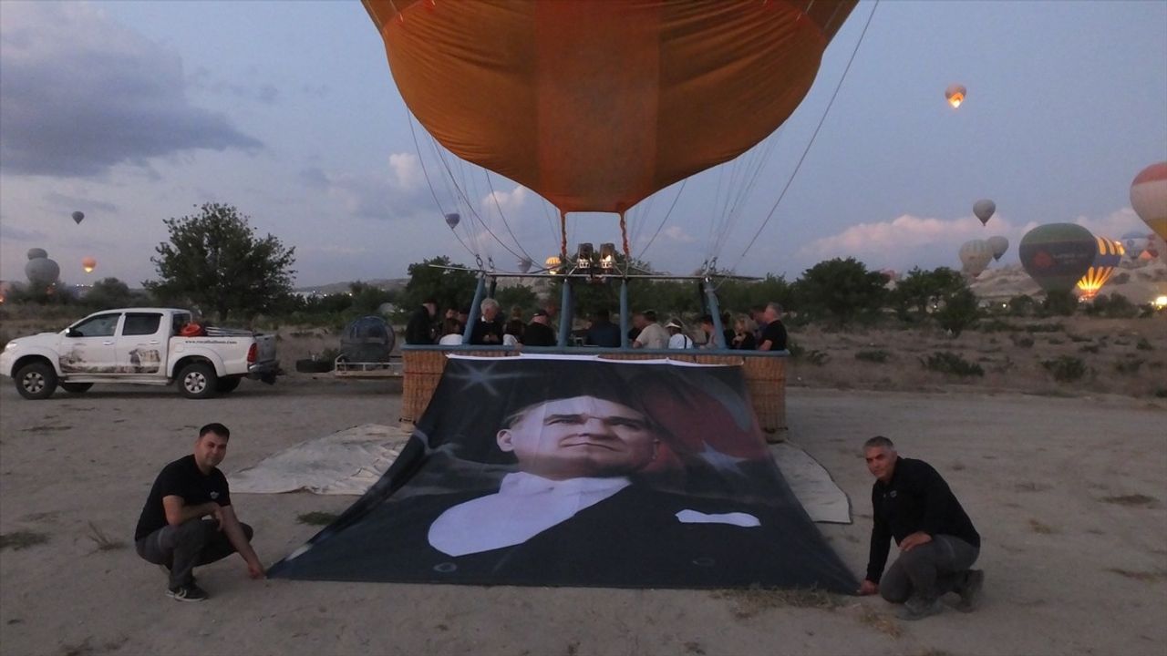 Kapadokya'da Sıcak Hava Balonları Zafer Bayramı İçin Havalandı