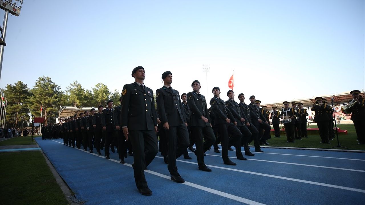 Kara Astsubay Meslek Yüksekokulu'nda Diplomalar Verildi