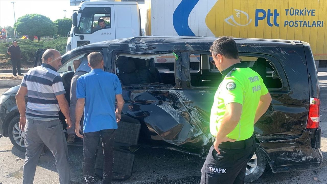 Karaman'da Turistleri Taşıyan Minibüs ile Otomobil Çarpıştı