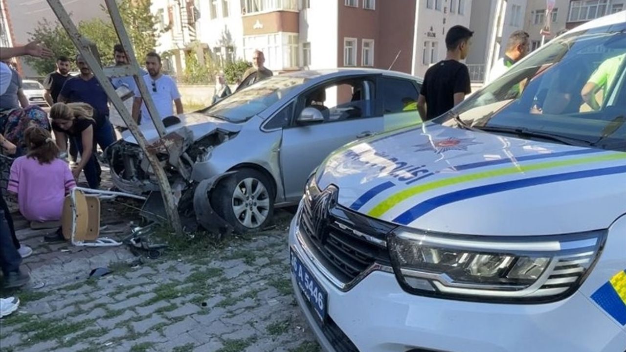 Kars'ta Ehliyetsiz Sürücü Köşeye Sıkıştırdı: 88 Yaşındaki Adam Yaralandı