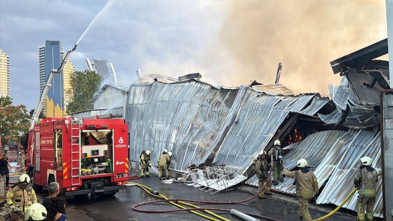 Kartal'da İş Yerinde Yangın Çıktı