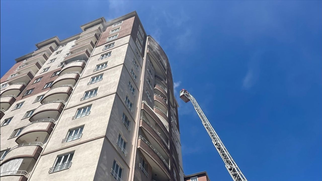 Kayseri'de 14 Katlı Apartmanda Yangın: Kurtarma Çalışmaları Devam Ediyor