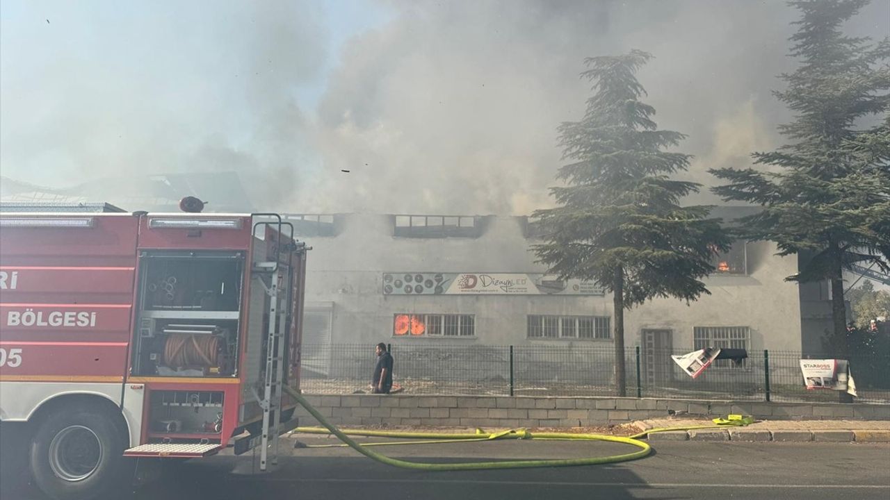 Kayseri'de Mobilya Aksesuarı Üreten Fabrikaya Yangın Sıçradı
