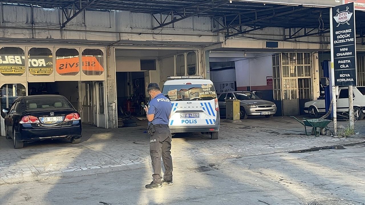 Kayseri'de Oto Tamirhanesinde Silah Kazası